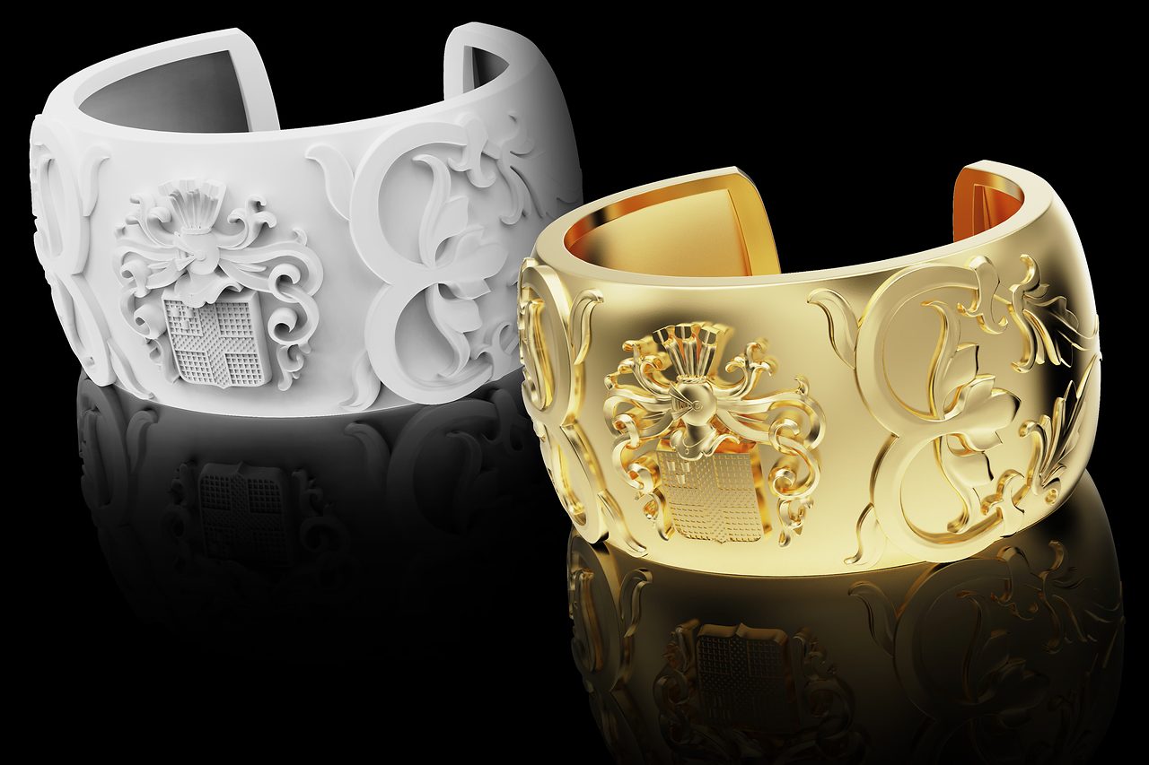 Un même bracelet manchette présenté en deux états : maquette blanche à gauche, or jaune poli gravé d'armoiries à droite.