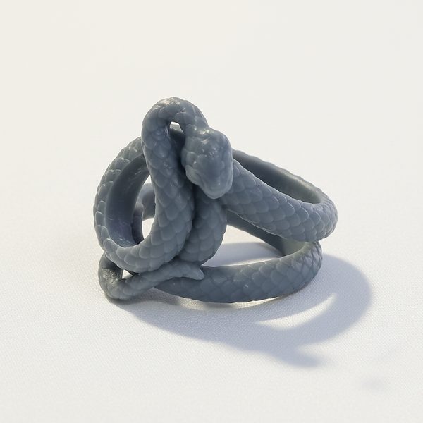 Étape 2 — le prototype en résine de la bague serpent.